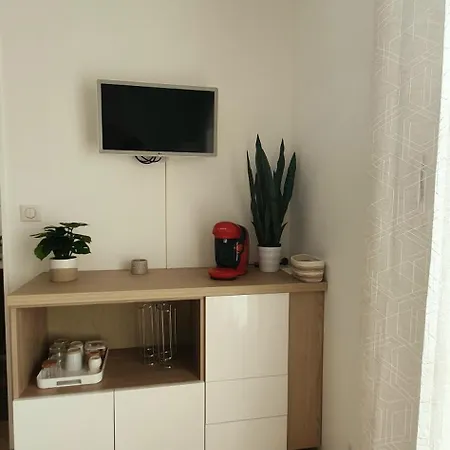 Privee Avec Terrasse Et Jardin Calvisson