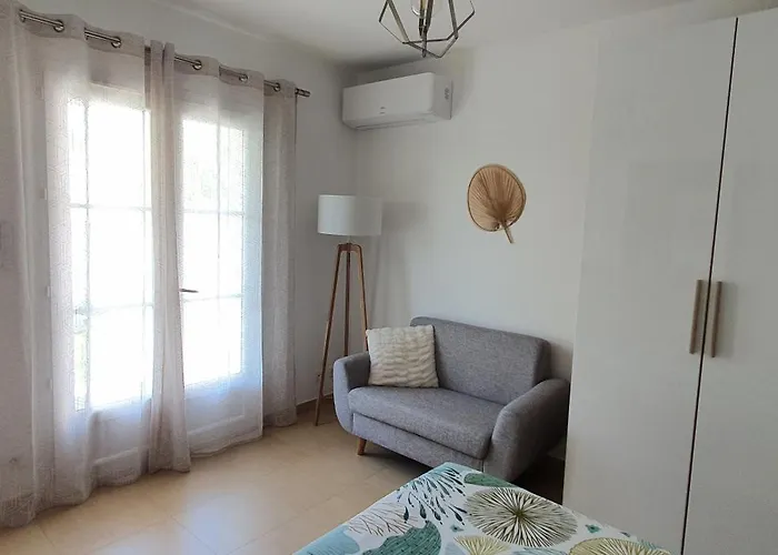 Privée Avec Terrasse Et Jardin Appartement Calvisson